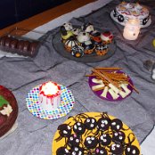 De tafel stroomt vol met griezelig lekkere hapjes